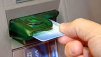 Hai người nước ngoài dùng thẻ ATM giả rút tiền