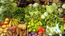 Mưa nắng thất thường, rau xanh tăng giá