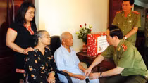 Bộ trưởng Trần Đại Quang thăm gia đình Thiếu tướng Y BLốk Êban