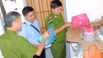 Xe tải chở hơn 4 tấn quần áo, giỏ xách lậu