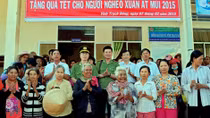 Rộn rã sắc xuân dưới trụ tua bin gió