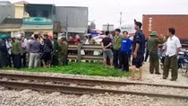 'Đối đầu' tàu hỏa, một phụ nữ bị đâm văng xa 10m