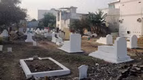 Nghĩa trang tự phát 'lấn át' khu dân cư