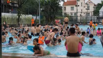 Cần dạy cho trẻ kĩ năng bơi lội và cấp cứu người đuối nước