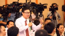 Tiến sĩ trẻ bán 4 xe hơi để làm 'mắt thần' cho người mù