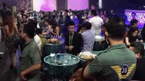 Kiểm tra quán bar dân bay ném ma túy hòng thoát thân