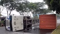 Vào cua, xe đầu kéo lật ngang đường