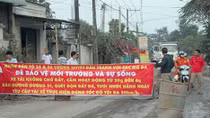 Dân lại chặn xe tải chở đá ra vào mỏ Tân Cang