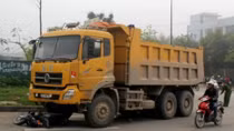 Bị cuốn vào gầm xe tải, một phụ nữ chết tức tưởi