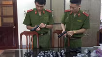 Vận chuyển dùi cui điện lậu trong đêm