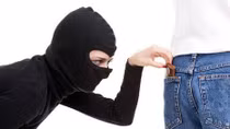 Bị bắt ‘tại trận’ vì trộm ví tiền của người nước ngoài