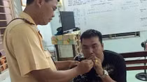 'Gọi trợ giúp' rồi chống đối khi bị kiểm tra nồng độ cồn