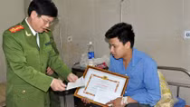Thăm hỏi, tặng quà quần chúng dũng cảm bắt cướp