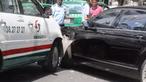 Siêu xe va chạm với taxi giữa trung tâm TP HCM