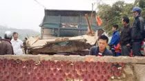 Quên hạ thùng xe ben ‘hạ gục’ cổng làng, tài xế tử vong