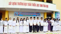 Công ty Trần Liên Hưng tặng sách giáo khoa cho học sinh