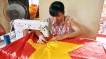 Gia đình 4 đời may cờ Tổ quốc