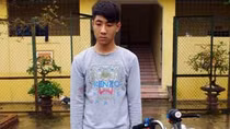 Đội mũ trùm đầu cầm búa đinh đi cướp
