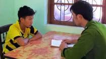 Đập phá bia mộ lấy sắt bán để chơi game