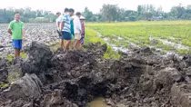 Mưa giông 'kích nổ' một quả bom khủng giữa cánh đồng