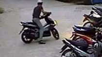 Cảnh sát giao thông bắt nóng 2 tên trộm xe máy