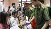 Công an huyện Cát Hải thăm, tặng quà gia đình vùng lũ