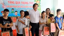  Mang Trung thu đến với nhưng trẻ bị nhiễm chất độc da cam