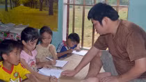Gieo con chữ trên đôi chân tật nguyền