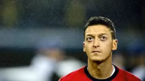 Đồng hương Mertesacker khuyên Ozil nên ích kỷ