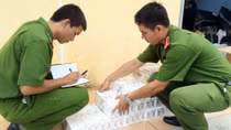 Dùng xe chở xăng dầu của công ty đi ‘buôn’ thuốc lá lậu