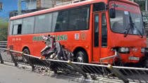 Xe Phương Trang gây tai nạn, 1 người rơi từ cầu vượt thép xuống đất