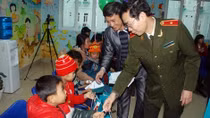 Mang Tết sớm đến từng giường bệnh cho trẻ em