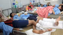 Vụ 75 người bị bỏng: Do đổ xăng vào lửa trại đang cháy