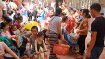 Nghẹt thở trong ngày nắng nóng ở viện Nhi Trung ương