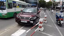 Xe sang Lexus gặp nạn trên cầu Calmette