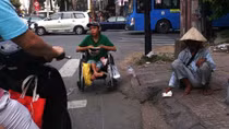 Những người lang thang ăn xin trước giờ vào Trung tâm hỗ trợ xã hội
