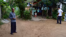 Xóm “bơ vơ” giữa lòng thành phố