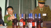 Bắt hơn 1.000 chai rượu ngoại lậu tại sân ga
