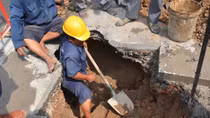Mặt đường thành hố sâu hơn 1m giữa trung tâm Sài Gòn