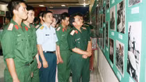 Triển lãm ‘Sáng mãi phẩm chất bộ đội Cụ Hồ’