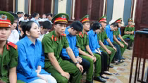 Nhắm mắt cho giải ngân dù không có chữ ký của khách hàng