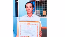 Tặng Bằng khen của Bộ Công an cho một giáo dân tiêu biểu
