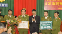 Khen thưởng thành tích triệt phá 2 đường dây vận chuyển 23 bánh heroin từ Lào về Thanh Hóa