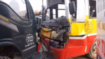 Bị xe tải húc, xe bus lao vào nhà dân