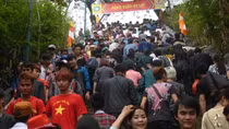 Đường lên Yên Tử tắc nghẽn vì giới trẻ đua nhau du xuân