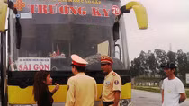 Chở khách quá quy định, lao thẳng xe vào CSGT