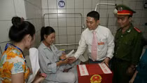 Xúc động hình ảnh bỏ phiếu bên giường bệnh nhân nặng