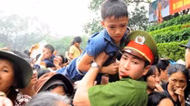 Lực lượng Công an "giải cứu" hàng trăm cháu bé trong biển người chờ dâng lễ đền Hùng
