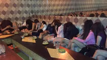 Tiếp viên mát mẻ ỡm ờ với khách hát karaoke