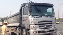 Hai cô gái thoát chết ngoạn mục sau khi bị xe ben cuốn vào gầm